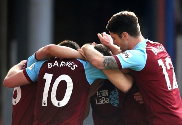 Burnley 2 -1 Tottenham: Ashley Barnes hits late winner after Kane's goalscoring return