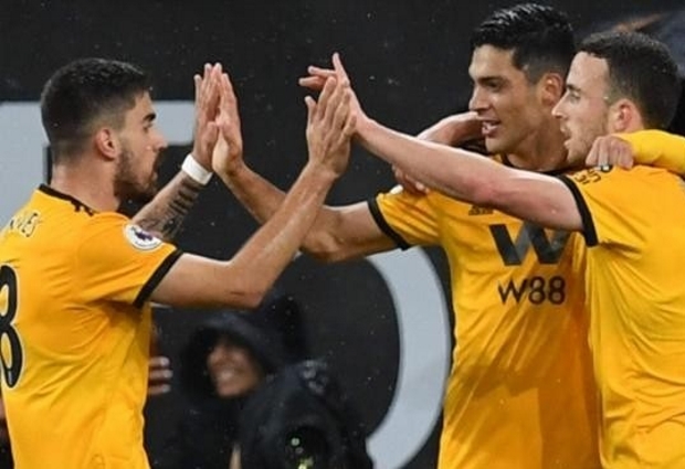 Wolves 2 -1 Manchester United: Young dismissed as Solskjaer's side miss chance to go third