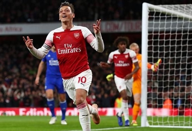 Arsenal 3 -1 Leicester City: Outstanding Ozil inspires comeback win