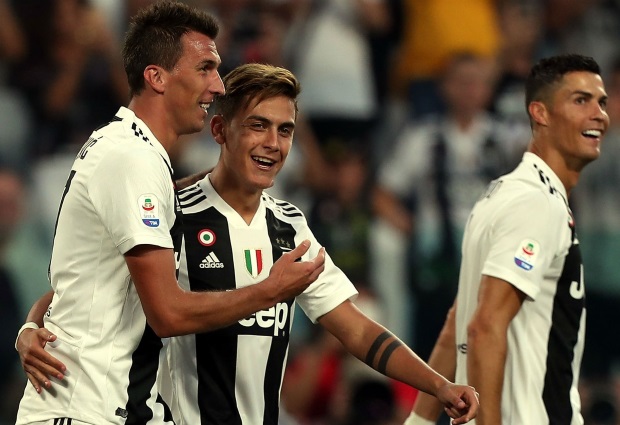 Juventus 3 -1 Napoli: Marco Mandzukic double deals Serie A title rivals a blow