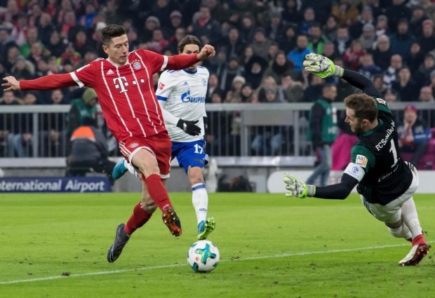 Bayern Munich 2 -1 Schalke: Robert Lewandowski matches manager Jupp Heynckes’ Bundesliga record of scoring in first 11 home games of the season